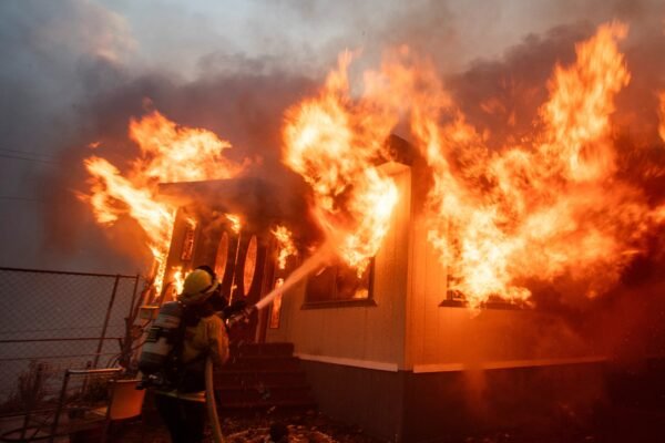 Incêndios deixam mortos e destroem casas em Los Angeles; SIGA