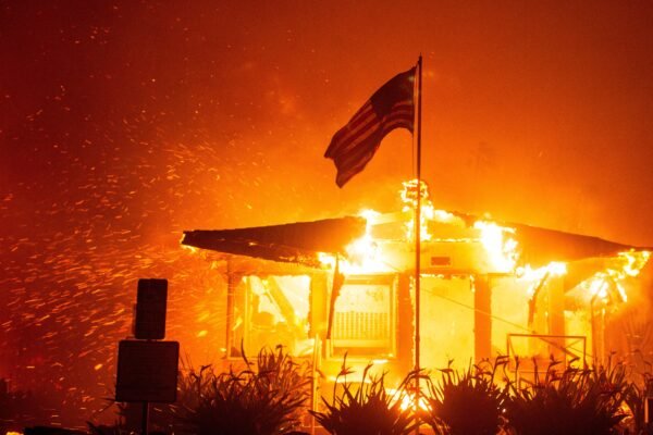 Destruição, colunas de fumaça e evacuação em massa: veja FOTOS e VÍDEOS de incêndio florestal em Los Angeles