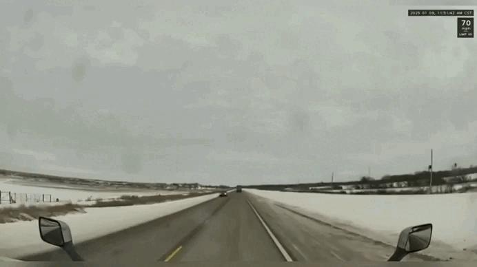 Pedaço de neve destrói para-brisa de caminhão nos Estados Unidos; VÍDEO