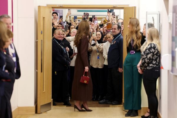 Kate Middleton visita hospital de Londres onde fez tratamento contra o câncer