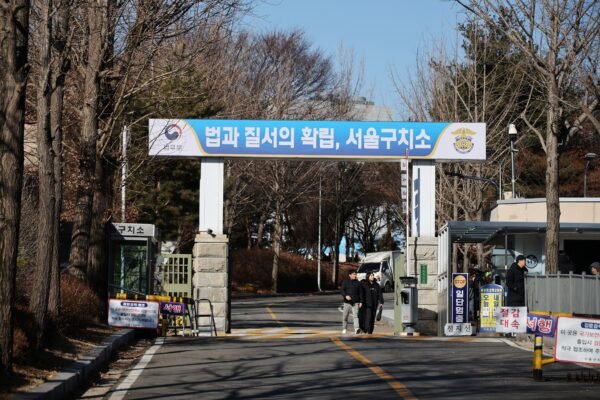 Presidente afastado da Coreia do Sul deve ficar em cela solitária na prisão; entenda próximos passos