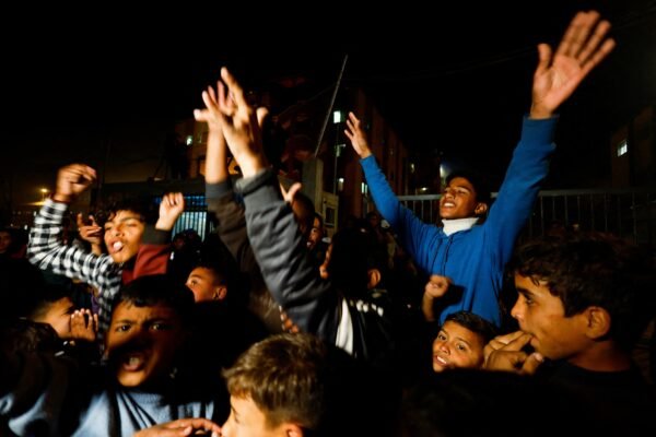 Palestinos e isralenses comemoram acordo entre Israel e Hamas; VÍDEOS Palestinos e isralenses comemoram acordo entre Israel e Hamas; VÍDEOS