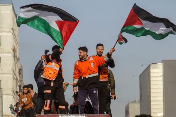 Após atraso, cessar-fogo entre Israel e Hamas entra em vigor