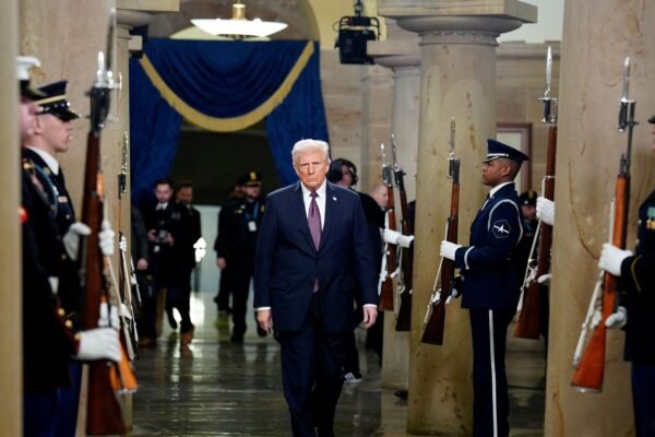 Trump faz discursos em duas etapas, em tom de campanha e sem notas de conciliação