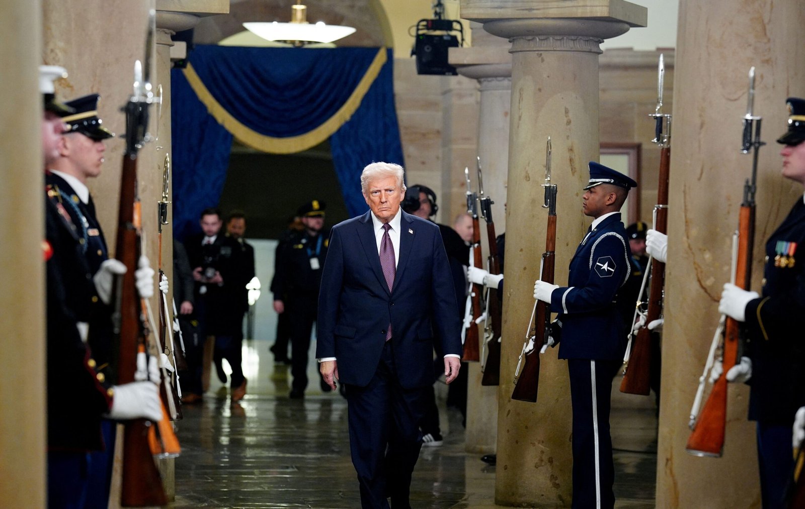 Trump faz discursos em duas etapas, em tom de campanha e sem notas de conciliação