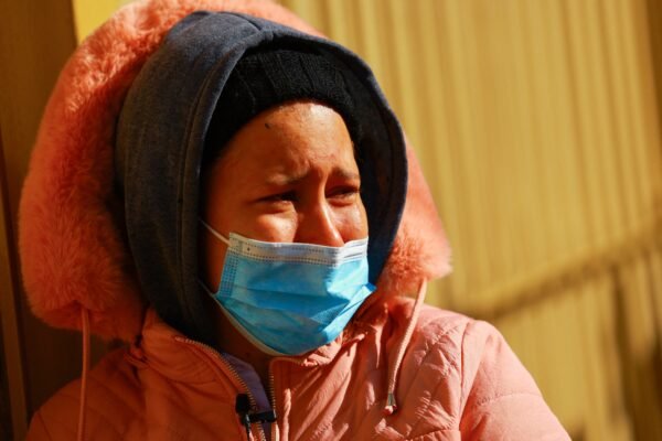 Na fronteira do México, imigrantes choram após terem entrevistas de asilo canceladas pelo governo dos EUA