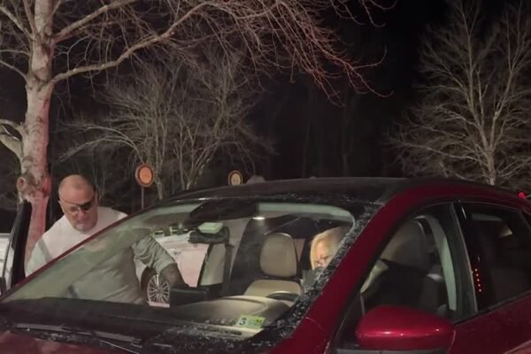 Acusado de ser um dos organizadores do ataque ao Capitólio deixa prisão horas após perdão de Trump