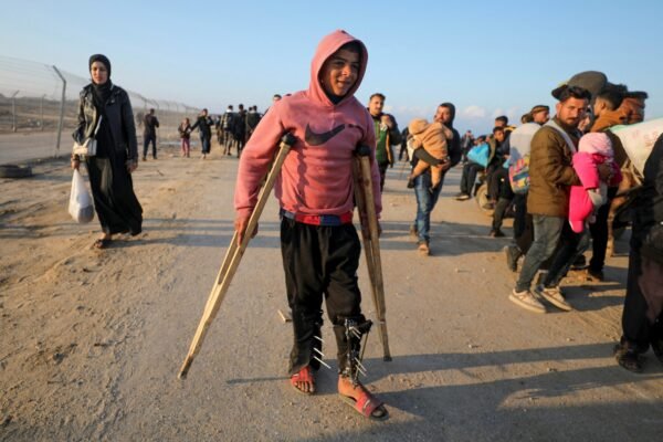 Palestinos formam ‘corredor humano’ em retorno ao norte de Gaza; veja FOTOS