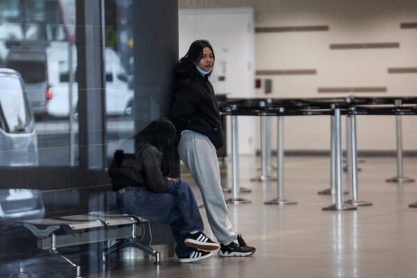 Primeiros deportados dos EUA chegam à Colômbia em avião da Força Aérea do país: ‘Dignos, sem algemas’
