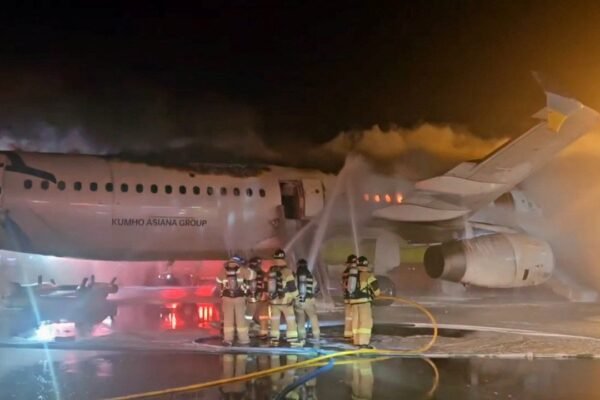Avião pega fogo na Coreia do Sul, mas passageiros e tripulação conseguem se salvar; FOTOS