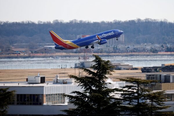 Colisão entre avião e helicóptero em Washington ocorre ao mesmo tempo em que gestão Trump promove desmonte no setor aéreo dos EUA