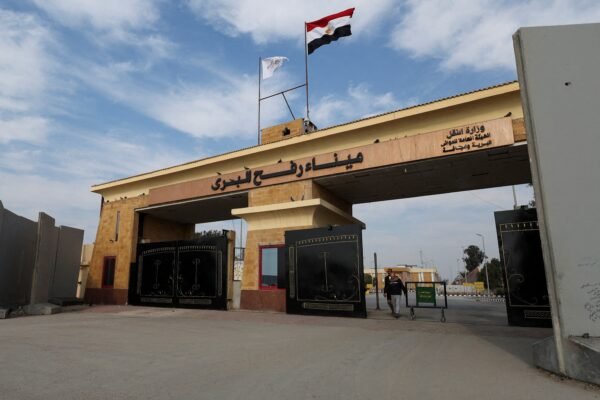 Passagem de Rafah na fronteira entre Gaza e Egito será reaberta no sábado, diz agência