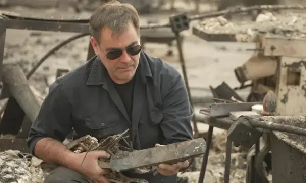 Tijela, brinquedo, página de livro: os pequenos objetos recuperados por moradores de casas destruídas pelo fogo em LA