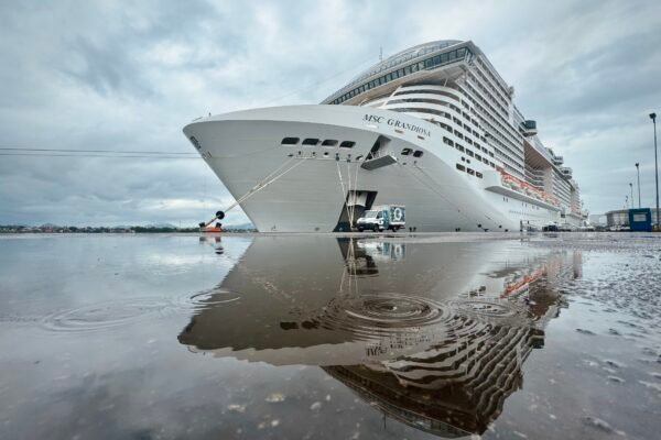 Surto de norovírus a bordo do MSC Grandiosa: 127 passageiros são infectados durante viagem Surto de norovírus a bordo do MSC Grandiosa: 127 passageiros são infectados durante viagem