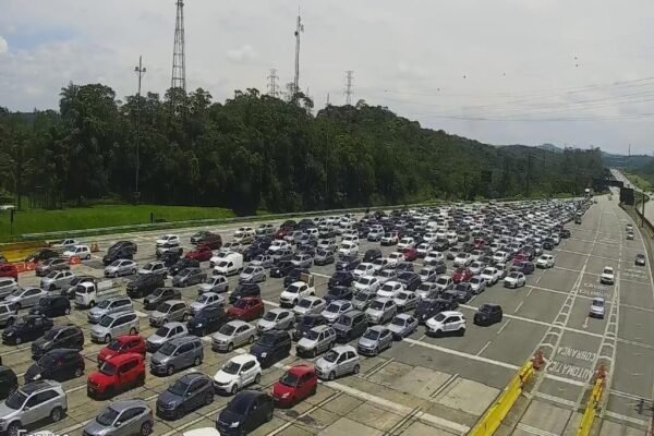 Turistas ignoram surto de virose e lotam estradas sentido litoral de SP