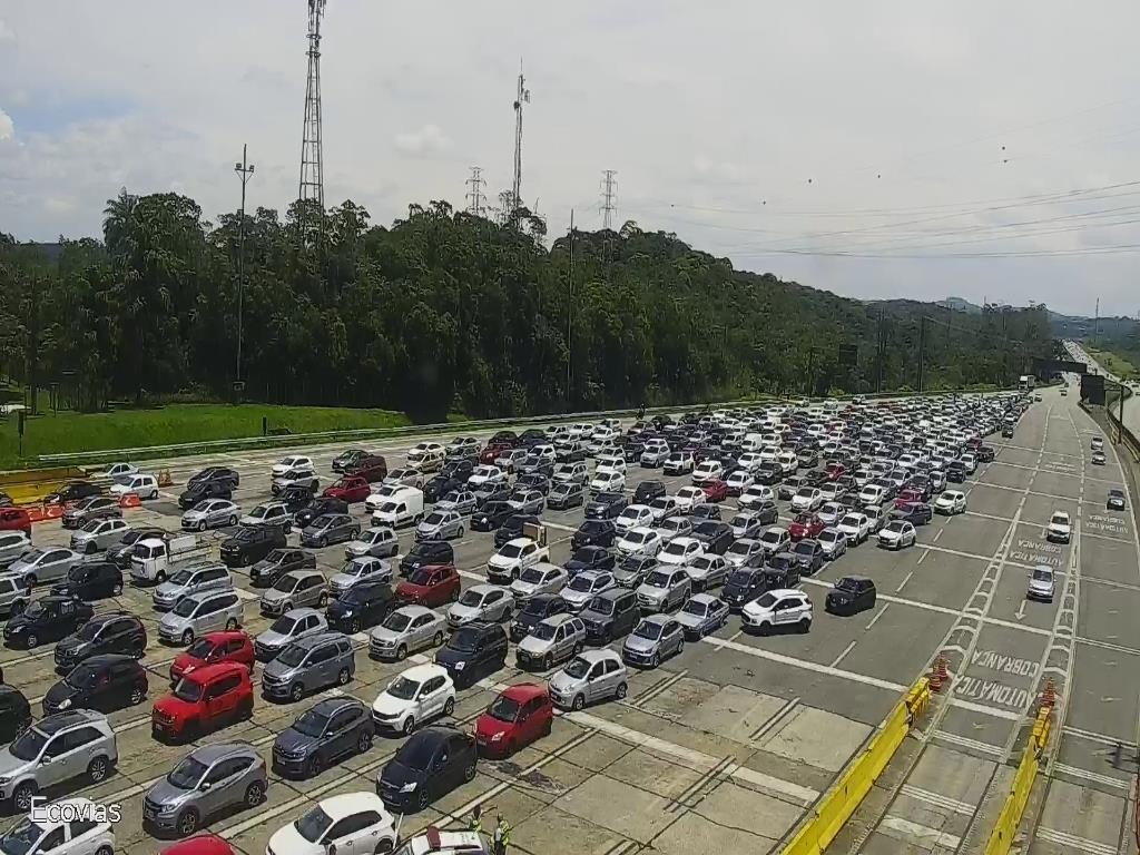 Turistas ignoram surto de virose e lotam estradas sentido litoral de SP