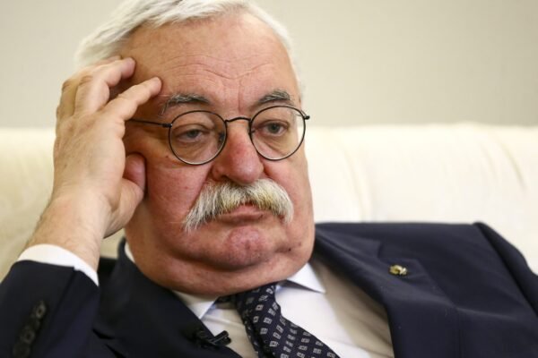 ‘Abraço à Democracia’ reúne representantes de governos não democráticos