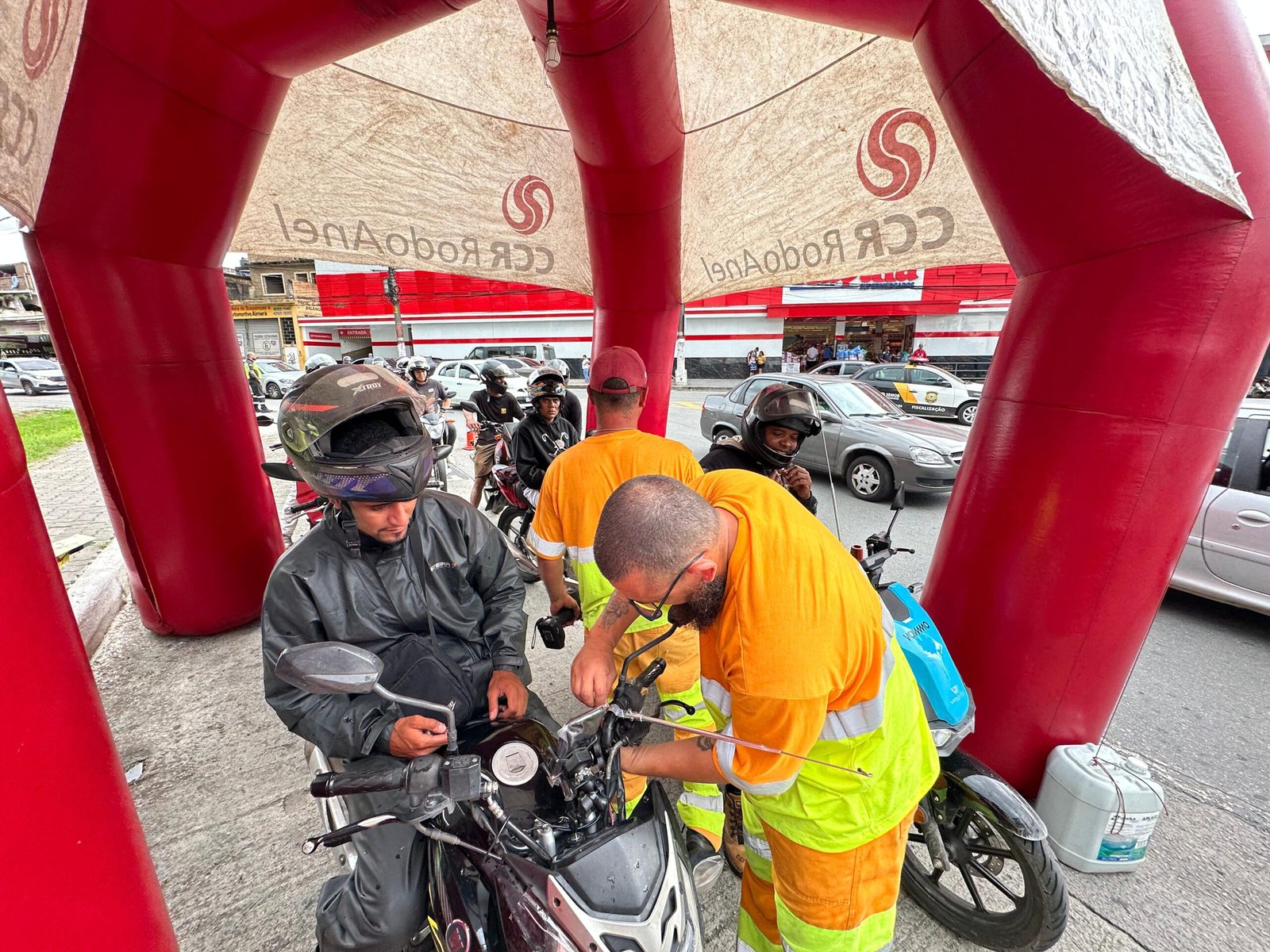 Motociclistas recebem antenas “corta-pipa”