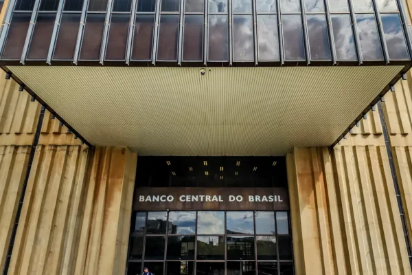 Endividamento das famílias sobe a 48,2% em novembro, diz BC