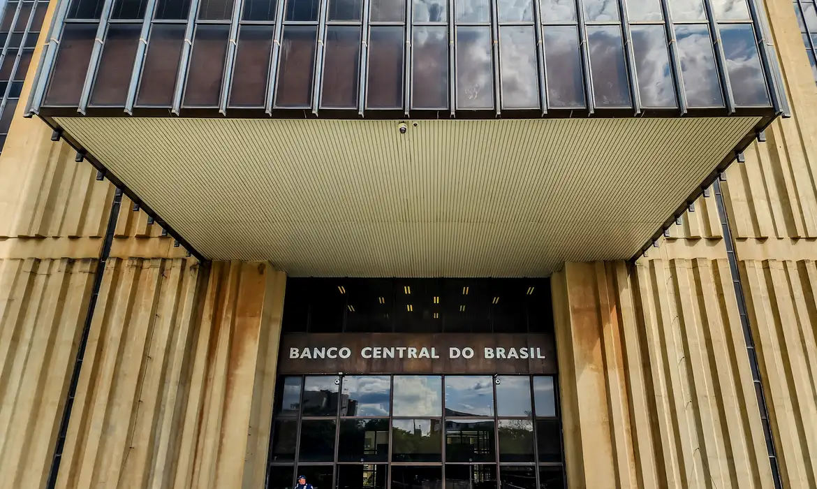Endividamento das famílias sobe a 48,2% em novembro, diz BC