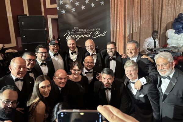 Exilado nos EUA, Allan dos Santos participa de baile da posse de Trump