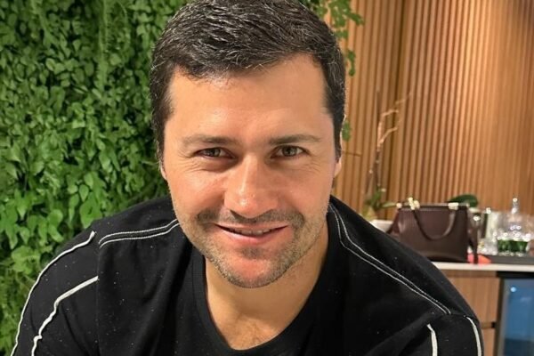 Prefeito de Praia Grande (SP) nomeia genro, sobrinha e neto para secretarias