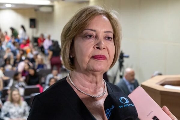 Desembargadora do ‘vale-peru’ de R$ 10 mil manda pintar o próprio retrato para exibir no TJMT