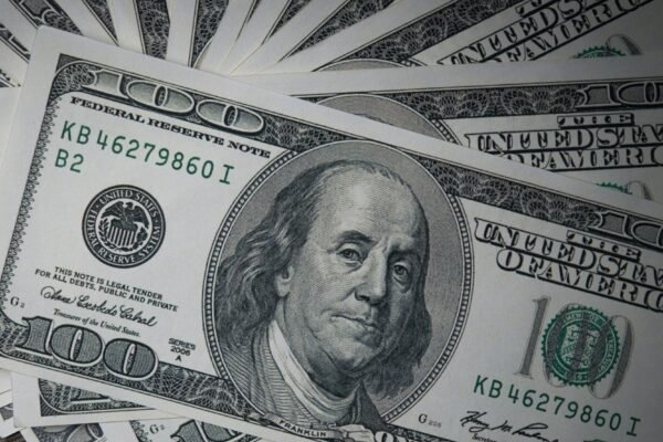 Depois de anúncios de Trump, dólar fecha abaixo de R$ 6 pela primeira vez no ano