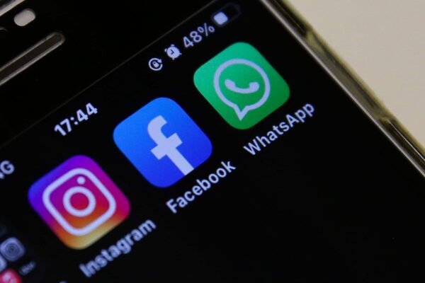 Lula sanciona lei que limita uso de celulares nas escolas do Brasil