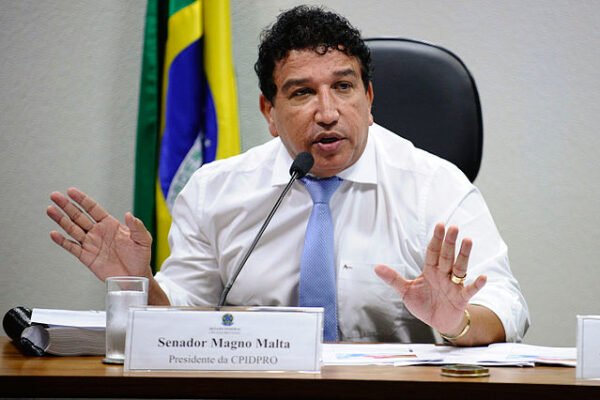 Magno Malta denuncia caso de ‘Jesus gay’ em bloco de Porto Alegre