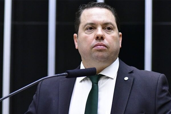 36 deputados de partidos aliados a Lula assinam pedido de impeachment