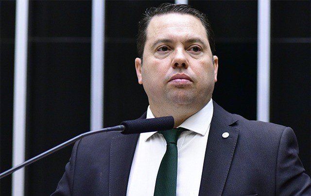 36 deputados de partidos aliados a Lula assinam pedido de impeachment