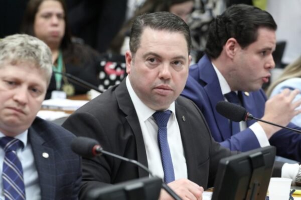 Mais de 90 deputados assinam pedido de impeachment de Lula