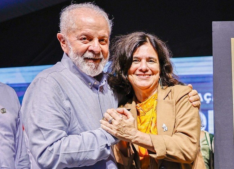 Ministra da Saúde usa carro oficial durante férias