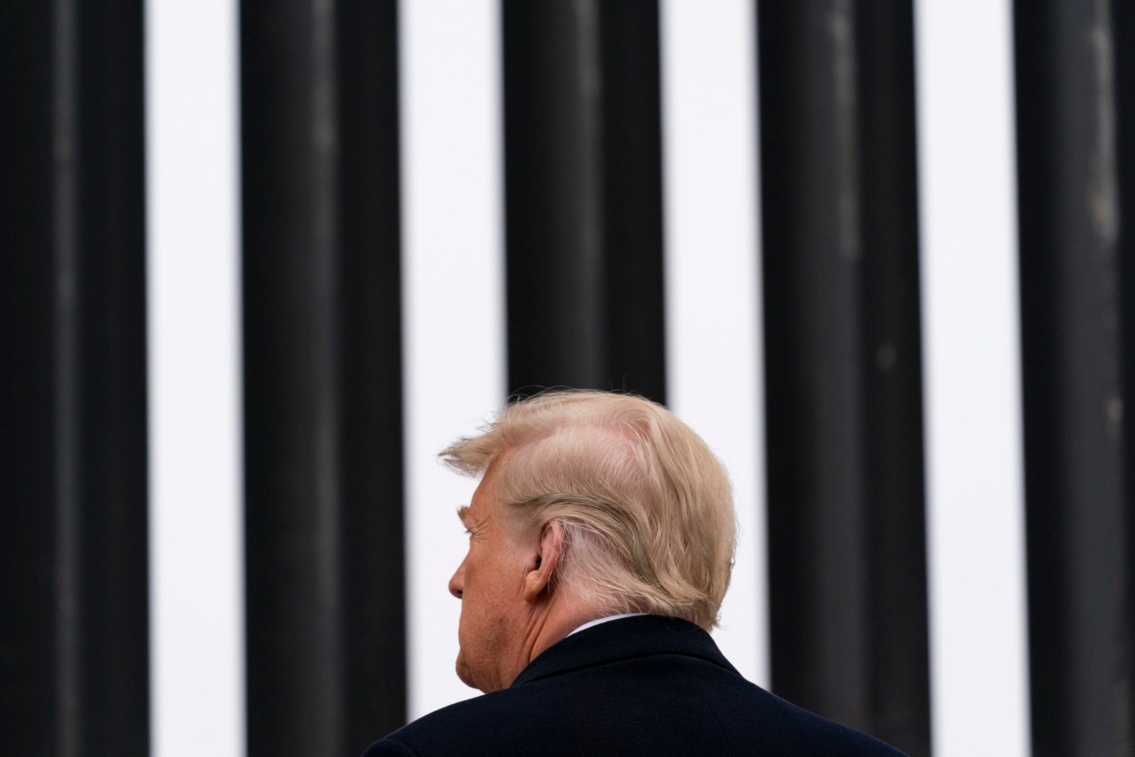 EUA fazem prendem 538 imigrantes e fazem primeiras deportações após decreto de Trump, diz Casa Branca