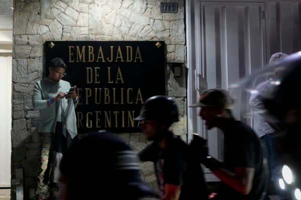 Argentina denuncia Venezuela ao TPI por detenção de policial