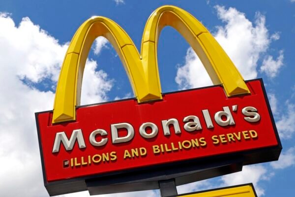 Mais de 700 empregados se unem à denúncia por assédio contra McDonald’s no Reino Unido