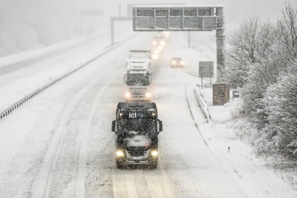 Neve forte e chuva congelante atingem Estados Unidos e Europa