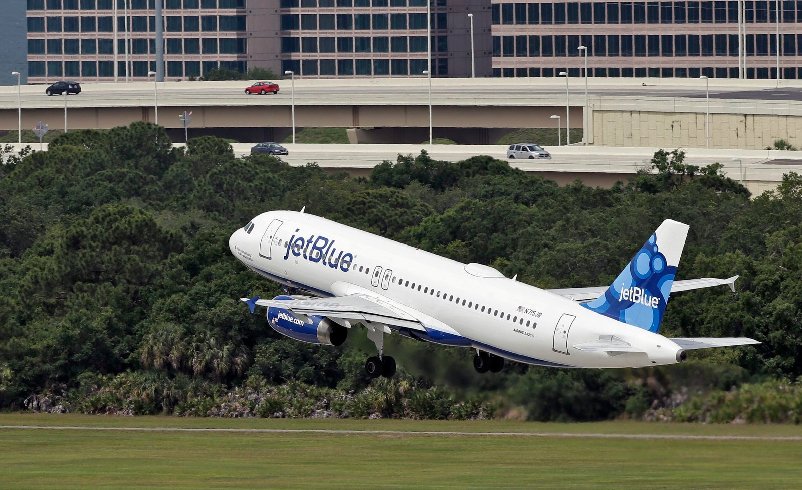 Corpos são encontrados no trem de pouso de avião no aeroporto da Flórida, nos EUA