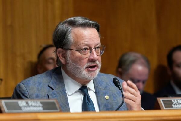 Senador democrata veterano anuncia que não tentará reeleição nos EUA e abre caminho para ampliação de maioria republicana