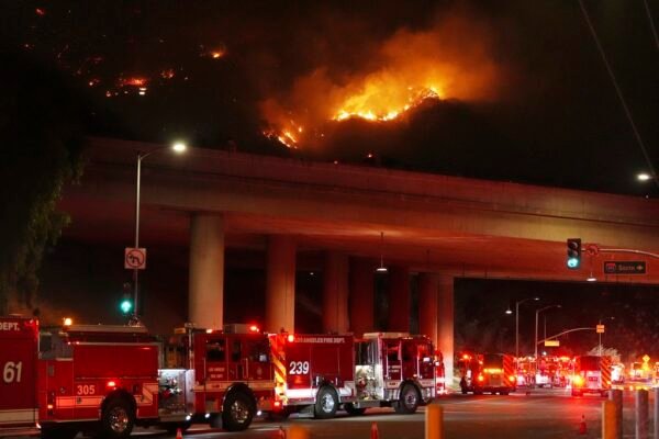 Bombeiros lutam contra novos focos de incêndio em Los Angeles