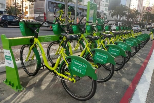 Empresa libera viagens gratuitas de bike no sábado; veja como usar