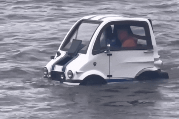 Carro ‘anfíbio’ é apreendido após andar sobre o mar e viralizar na web; VÍDEO