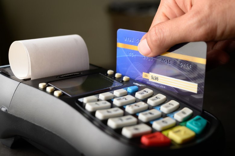 IOF sobre compras com cartão de crédito no exterior cai para 3,38%