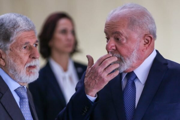 Governo Lula adia indefinidamente licitação para compra de blindados de Israel