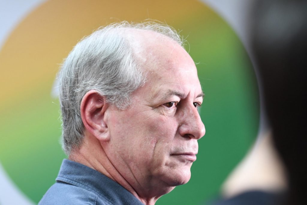 Justiça penhora Hilux de Ciro Gomes por dívida com advogado