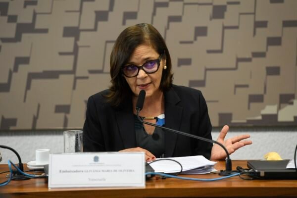 Embaixadora do Brasil na Venezuela comparece à posse de Maduro em Caracas