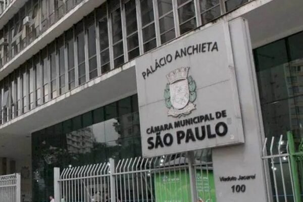 Ex-vereadora de São Paulo retira privada e pias ao desocupar gabinete