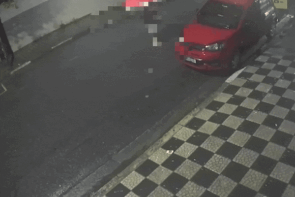 Mulher é atropelada a caminho da farmácia e motociclista foge sem prestar socorro; VÍDEO