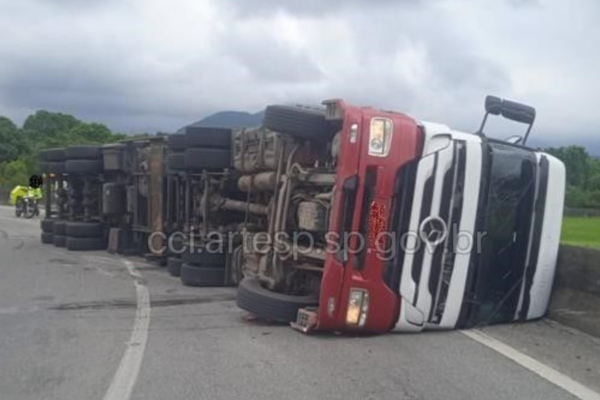 Carreta tomba e bate em mureta de concreto após motorista perder o controle da direção em SP Carreta tomba e bate em mureta de concreto após motorista perder o controle da direção em SP